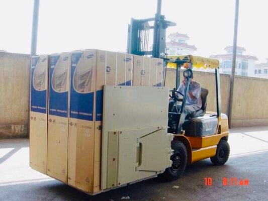 Xe nâng Liugong kẹp thùng carton trong nhà máy